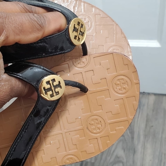 Tory Burch Thora Thong Black Patent Leather Brown Flat Sandals Women’s Size 8M🌴 - Picture 2 of 11